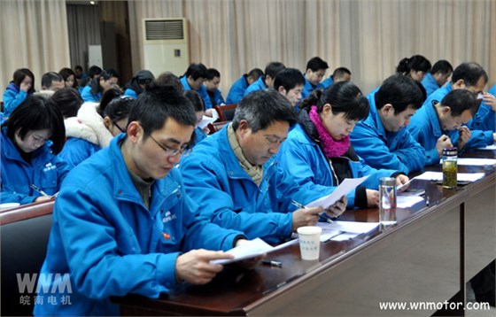 皖南電機(jī)代表們在認(rèn)真聽取工作報告 皖南電機(jī)代表們在認(rèn)真聽取工作報告