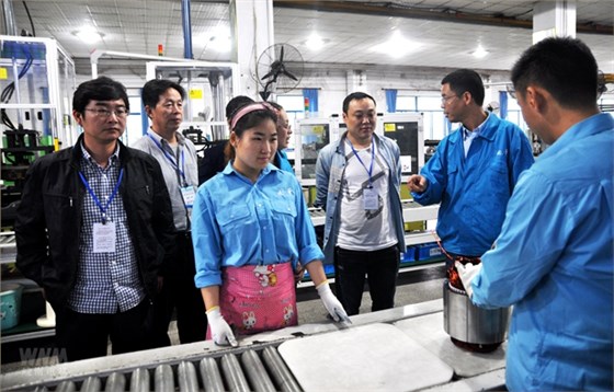 審核人員在皖南電機生產現場實地查看 審核人員在皖南電機生產現場實地查看