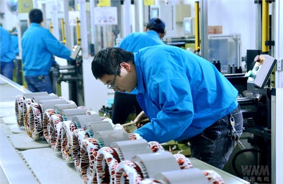 皖南電機線圈車間員工正在認真工作 皖南電機線圈車間員工正在認真工作