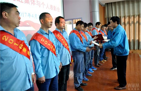 董事長陳根喜為標兵頒獎 董事長陳根喜為標兵頒獎