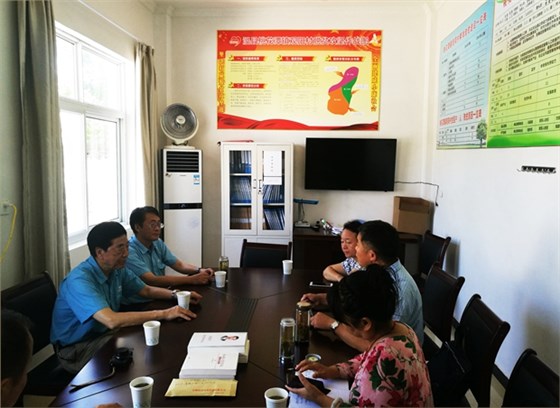 皖南電機(jī)董事長(zhǎng)陳根喜、總經(jīng)理陳學(xué)鋒到觀陽(yáng)村扶貧 皖南電機(jī)董事長(zhǎng)陳根喜、總經(jīng)理陳學(xué)鋒到觀陽(yáng)村扶貧