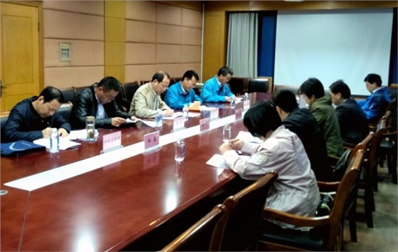 總經理陳學鋒向調研組介紹公司的生產經營情況 總經理陳學鋒向調研組介紹公司的生產經營情況