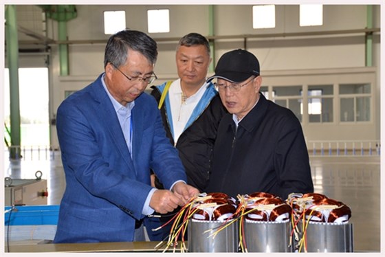 圖為中國機械工業(yè)聯(lián)合會特別顧問蔡惟慈(右一)、上海電器科學(xué)研究所(集團)有限公司黨委書記鄒孟奇(中)在公司副總經(jīng)理孫躍(左一)的陪同下參觀皖南電機生產(chǎn)車間 圖為中國機械工業(yè)聯(lián)合會特別顧問蔡惟慈(右一)、上海電器科學(xué)研究所(集團)有限公司黨委書記鄒孟奇(中)在公司副總經(jīng)理孫躍(左一)的陪同下參觀皖南電機生產(chǎn)車間