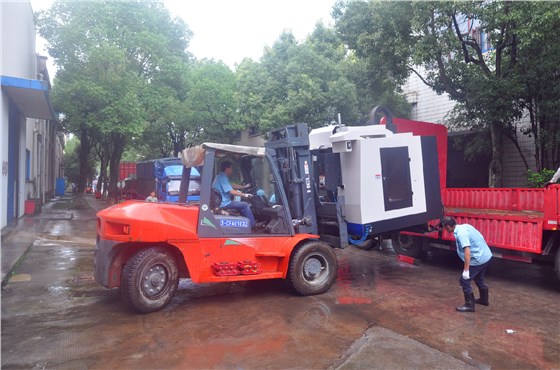 防汛期間,皖南電機轉移重要設備至安全地帶 防汛期間,皖南電機轉移重要設備至安全地帶