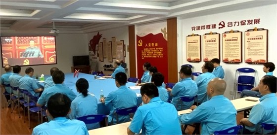 皖南電機(jī)黨委書記、副董事長管兵正在與公司黨員干部一起集中收看大會(huì)直播
