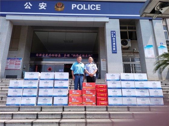 圖為公司安全環境保護處處長董萌蓓為子弟兵及公安民警送去慰問品,并致以節日的問候和祝福 圖為公司安全環境保護處處長董萌蓓為子弟兵及公安民警送去慰問品,并致以節日的問候和祝福