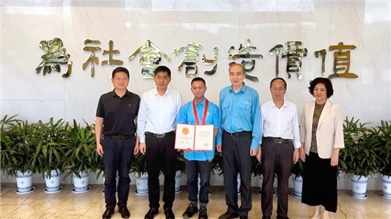 省、市總工會為皖南電機“全國五一勞動獎章”獲得者授牌頒獎