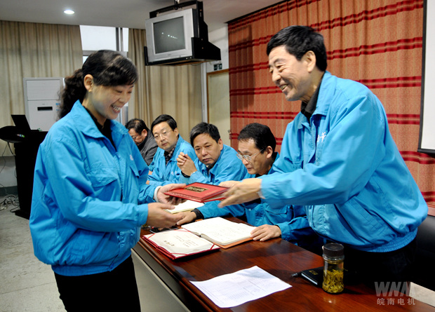 董事長陳根喜為獲獎部門頒獎 董事長陳根喜為獲獎部門頒獎