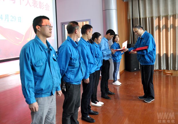 黨委書記、副董事長管兵為先進集體頒獎 黨委書記、副董事長管兵為先進集體頒獎