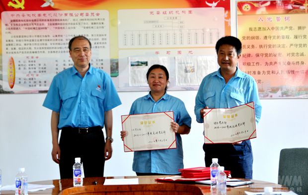 管兵向獲得榮譽的代表頒發榮譽證書1 管兵向獲得榮譽的代表頒發榮譽證書1