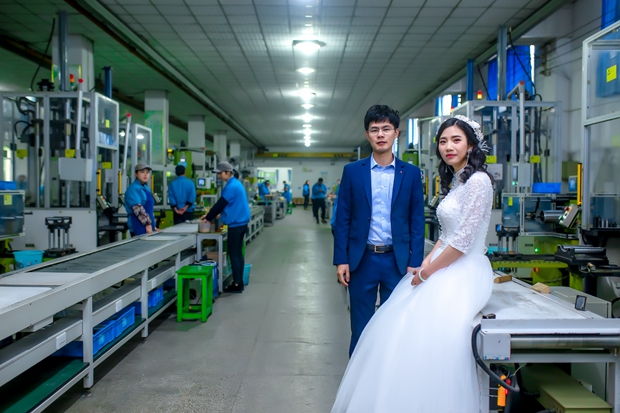 在生產車間留下他們幸福時刻 在生產車間留下他們幸福時刻