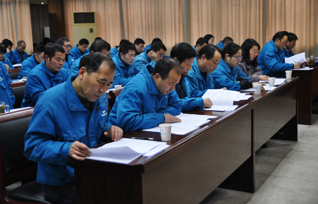 股東代表在認真聽取工作報告 股東代表在認真聽取工作報告