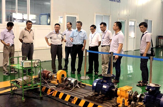 王學(xué)雷在皖南電機(jī)實(shí)驗(yàn)室參觀調(diào)研 王學(xué)雷在皖南電機(jī)實(shí)驗(yàn)室參觀調(diào)研