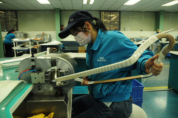 威能公司線圈車間高壓線圈組正在進行成型線圈的機包作業 威能公司線圈車間高壓線圈組正在進行成型線圈的機包作業