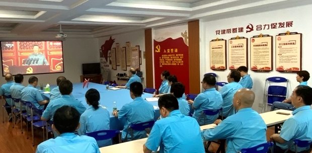 皖南電機黨委書記、副董事長管兵正在與公司黨員干部一起集中收看大會直播 皖南電機黨委書記、副董事長管兵正在與公司黨員干部一起集中收看大會直播